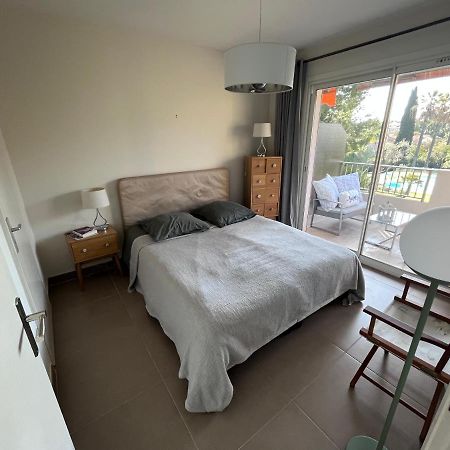Appartement Avec Terrasse, Vue Jardin Et Piscine 昂蒂布 外观 照片