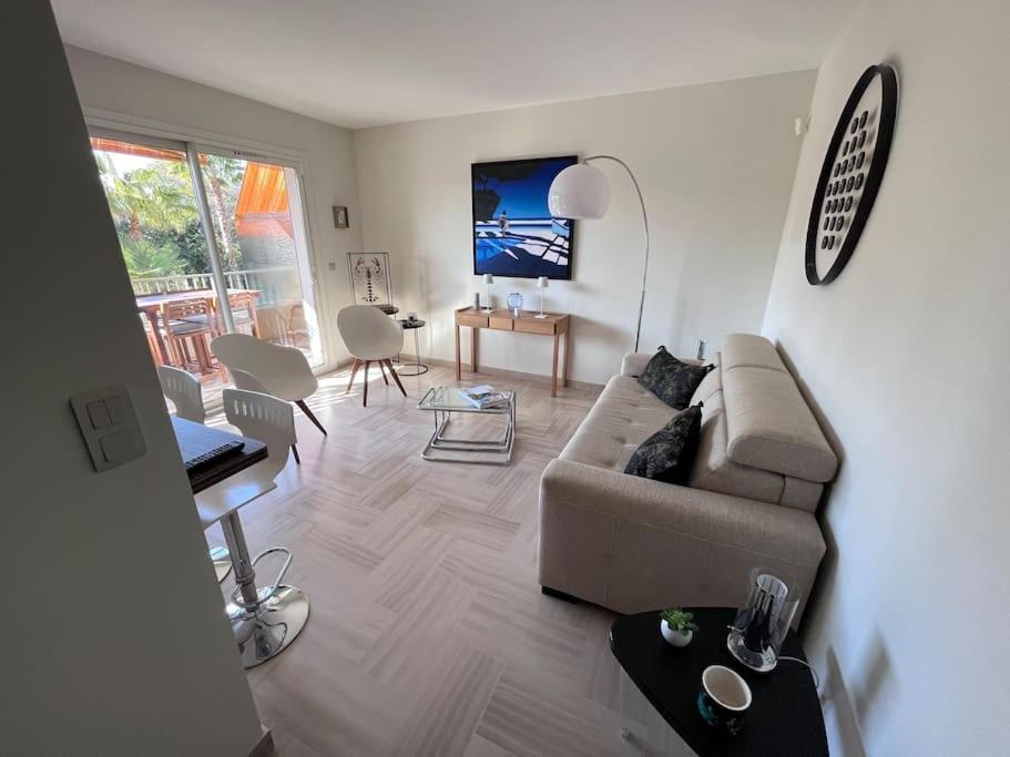 Appartement Avec Terrasse, Vue Jardin Et Piscine 昂蒂布 外观 照片