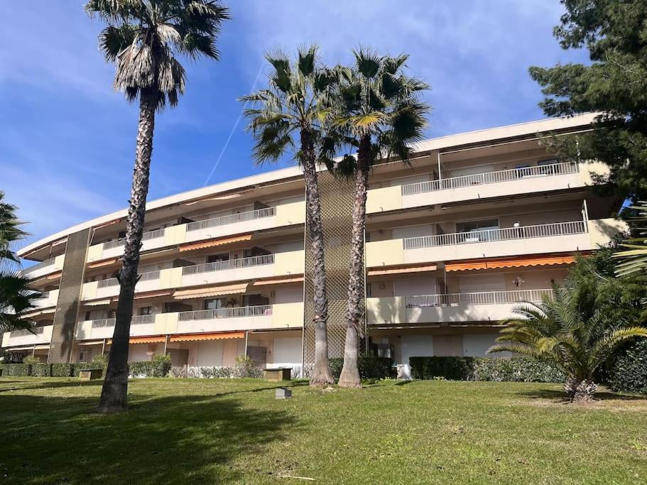 Appartement Avec Terrasse, Vue Jardin Et Piscine 昂蒂布 外观 照片