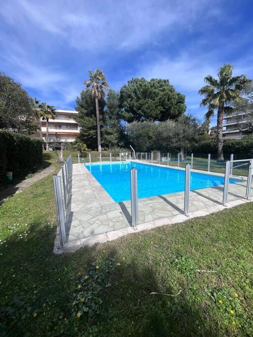 Appartement Avec Terrasse, Vue Jardin Et Piscine 昂蒂布 外观 照片
