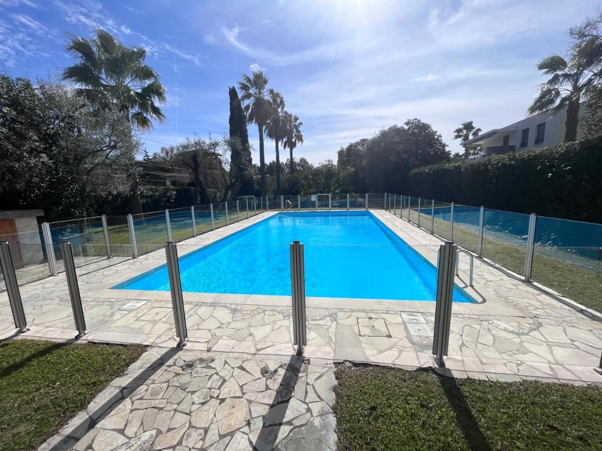 Appartement Avec Terrasse, Vue Jardin Et Piscine 昂蒂布 外观 照片